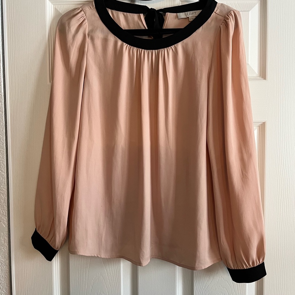 Ann Taylor blouse. Peach with black trim and bow in back. Size S. Non smoking